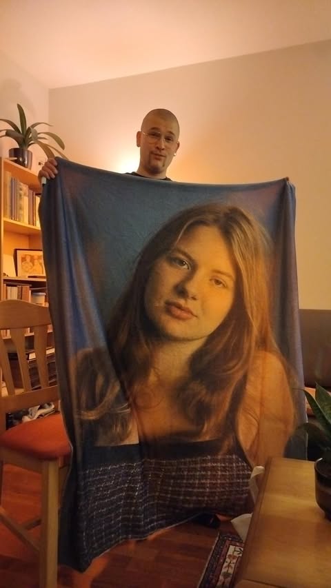 Mette Maria van Dijk onder een dekentje